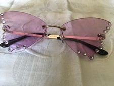 Paire de lunettes de soleil