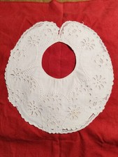 Bavoir ancien  brodé  fait main  de collection 
