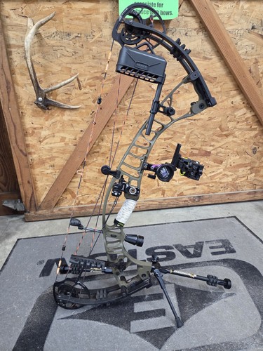 Used hoyt z1s wilderness - z1s,, and