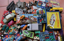 Gros lot de jouets anciens voitures et autres suivant photographies