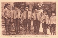 Carte postale ancienne COSTUMES BRETONS PLOUGASTEL-DAOULAS petits hommes