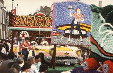 PHoto à identifier Fête Compositions genre char Panneau avec fleurs papier