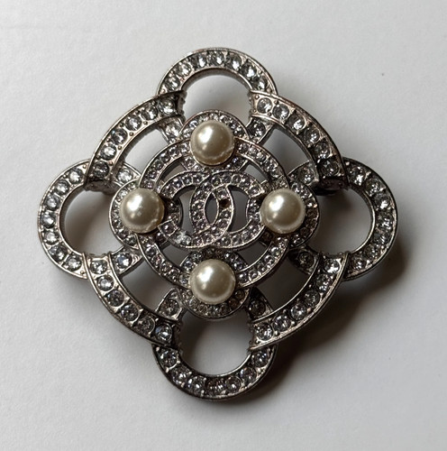Broche chanel argenté avec - cc,