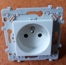 Hager WE100 Prise 2P+T Essensya 16A Sans Vis