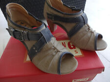 Chaussures Mustang femme , pointure  38 en très bon état .