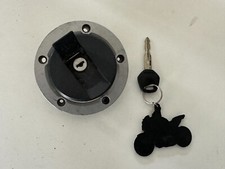 UN BOUCHON DE RESERVOIR ESSENCE AVEC 1 CLE REF ST43 SUZUKI 1200 BANDIT 2006