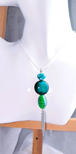 Collier blanc son pendentif - et,