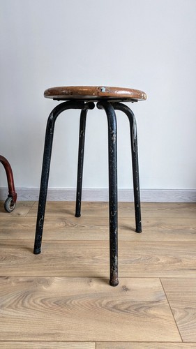 Ancien tabouret industriel