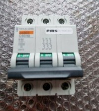 DISJONCTEUR MERLIN GERIN MULTI9 C60HB B32 25873 32A (RS2.2B3)