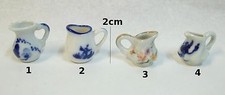 broc en porcelaine miniature,pichet maison de poupée,vaisselle,vitrine    **S15