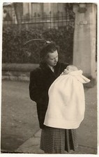 Femme chapeau plume + enfant bébé -  photo ancienne an. 1940