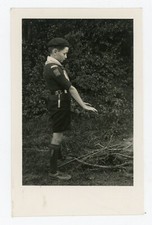 CARTE PHOTO, boy scout de profil devant un feu fictif