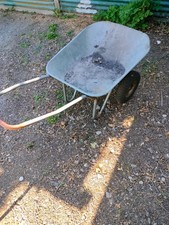 brouette 2 roues de couleur grise très bien pour les charges lourdes .