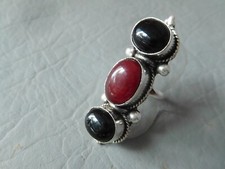 Bague indienne 3 pierre dôme onyx noire cornaline rouge gris plaqué argent  t 57