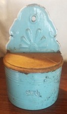 Ancienne Boîte à Sel Bleue pâle en Tôle Émaillée. État d'usure normal