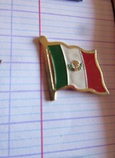 pin's  drapeau  Mexicain  vert blanc rouge avec symbole