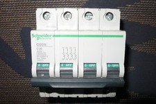 DISJONCTEUR TETRAPOLAIRE 20A