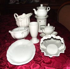 ANCIEN LOT DE PORCELAINE BLANCHE TISANIERE SAUCIERE MUG VIDE POCHE PETIT PLAT...
