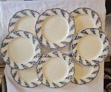 8 ASSIETTES MOUVEMENTEES