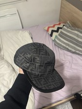 casquette fendi