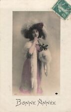CP BONNE ANNEE FEMME ELEGANTE CHAPEAU FROUFROU MANCHON FOURRURE - 7146