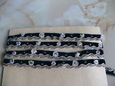 Galon velours vert foncé avec application fleurs en soie, perles en verre XIXème