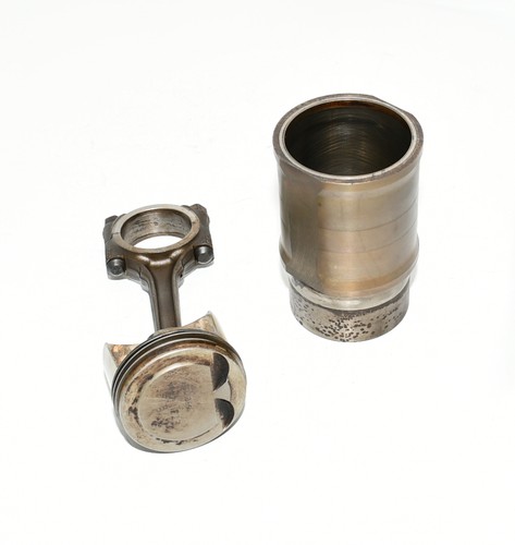 Piston avec bielle chemise - avec,