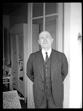 Homme debout costume - Ancien négatif photo an. 1930