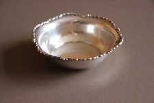 Petite coupelle dentelée en argent massif. Fin XIXe.