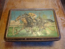 Ancienne Boite Métal à Biscuits / motif : Chevaux / tiercé 