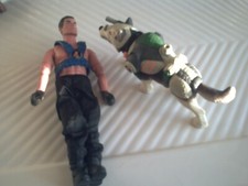jouet action man commando et son chien qui aboie
