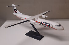 Avion ATR 72 en plastique (maquette d'agence) ITALIA + socle (1989)