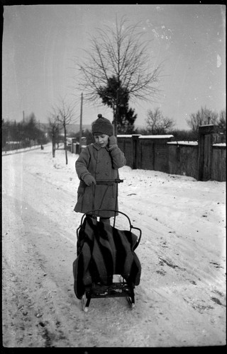 Enfant avec luge siège hiver