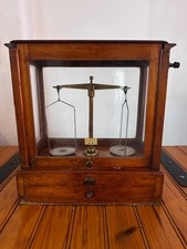 Ancienne balance de précision Pannequin & Magnien, Pharmacie