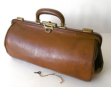 SAC GLADSTONE, MEDECIN/INFIRMIERE-CUIR FAUVE LONG GRAIN, LAITON DORE, CLEF, 1930