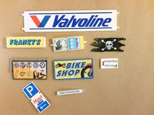 LOT PLAYMOBIL / ENSEIGNES PUB OU MAGASIN, DRAPEAU PIRATE, PANNEAU DIRECTION +++