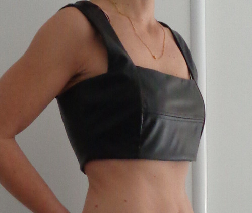 Crop top brassière simili