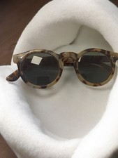 Paire de lunettes de soleil