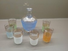 SERVICE À LIQUEUR 1950 Carafe & 8 Verres , en Verre Givré Multicolore.