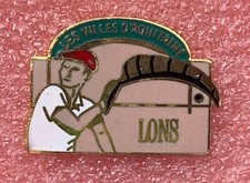 T08 Pins LONS Joueur de PELOTE BASQUE Chistera Ville Aquitaine vintage lapel pin