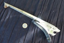 Une  belle mascotte de capot