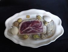 Plat de style Moustier avec