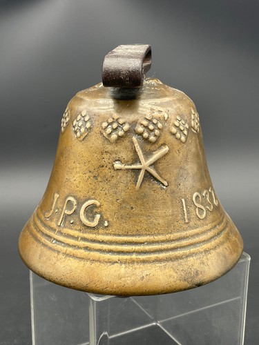 Cloche bronze signée - , ou