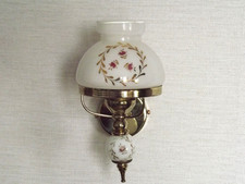 Applique murale style lanterne française en métal doré avec abat-jour en verre blanc fleuri 5424