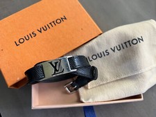 LOUIS VUITTON: SUPERBE BRACELET CUIR NOIR MONOGRAMMÉ LV SUR MÉDAILLON ARGENT