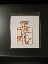 Pin's Aimanté CHANEL N°5 plaqué or