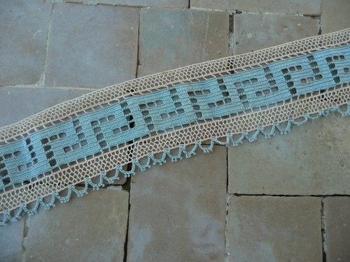 Dentelle ancienne festonnée - ,
