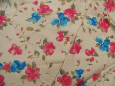 COUPON DE TISSU FLEURS TONS ROUGE ET BLEUES FOND BEIGE - TIS 93