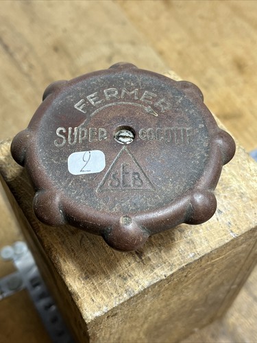 Ancien bouton rouge - n.,