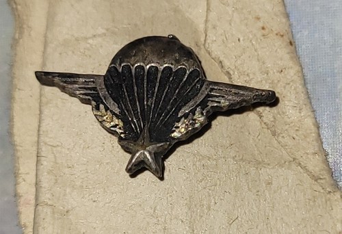 Ancien tout petit insigne - tout,